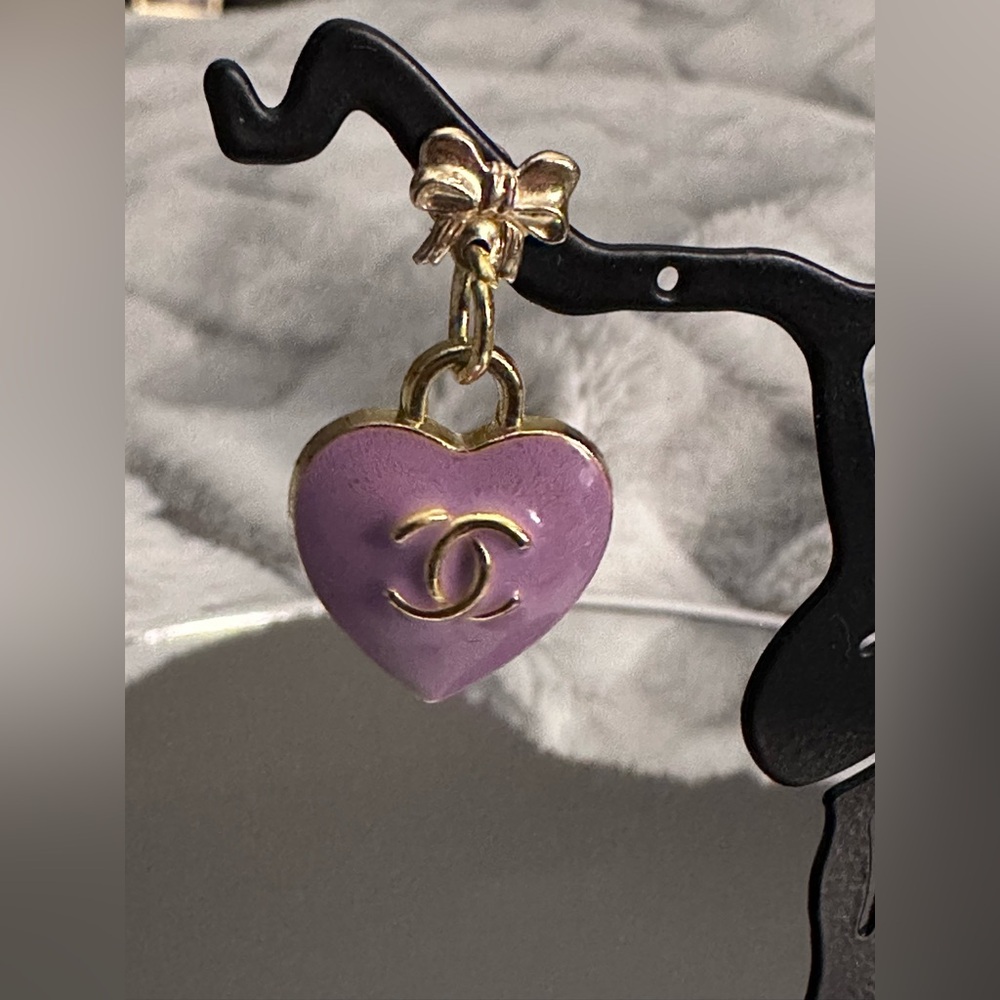 🔥CHANEL AUTHENTIC Beautiful/Adorable Lavender YES/NO Heart Earrings w/Bows🎀 - Picture 3 of 14